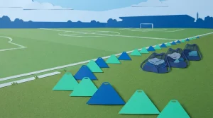 Trainingskegel und Fußballausrüstung neben einem Spielfeld